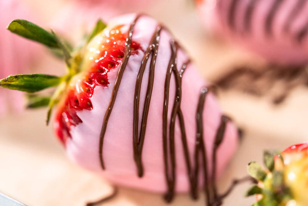 Čokoládové jahody máčené s roztavenou čokoládou. - Fotografie, Obrázek
