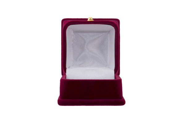 Κόκκινο βελούδινο κουτί για κοσμήματα που απομονώνονται σε λευκό φόντο - Φωτογραφία, εικόνα
