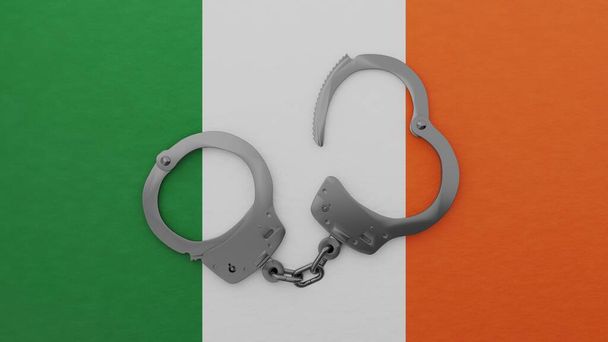 Puolet avattu teräs käsiraudat keskellä ja päälle Irlannin lippu - Valokuva, kuva