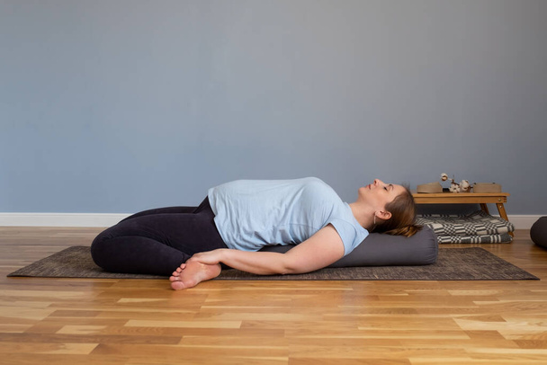 Héroe en retroceso Pose o Supta Virasana. Mujer embarazada descansando en yoga asana - Foto, Imagen