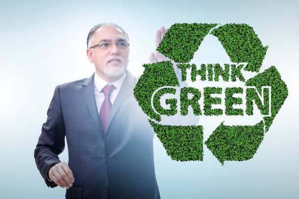 Σκεφτείτε πράσινη οικολογική έννοια με επιχειρηματία - Φωτογραφία, εικόνα