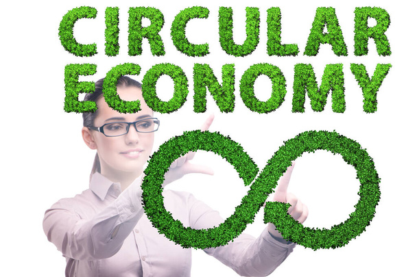 Concept d'économie circulaire avec femme d'affaires - Photo, image