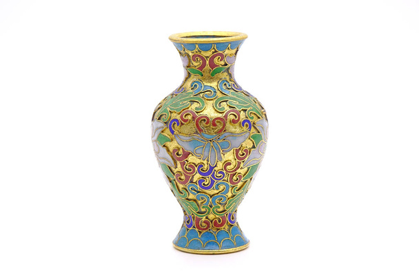 Vaso de esmalte chinês antigo Cloisonne isolado sobre fundo branco - Foto, Imagem