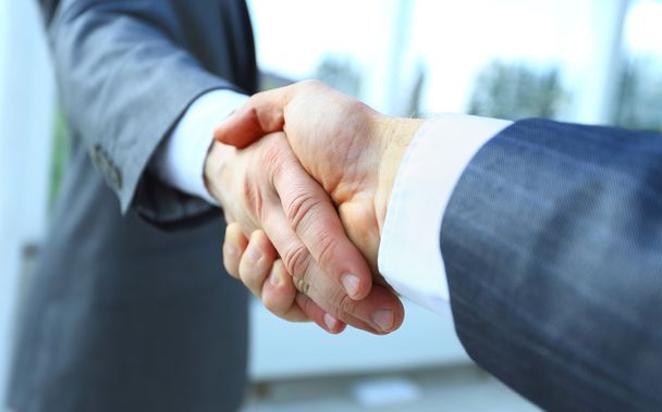 Dois homens de negócios apertando as mãos - Foto, Imagem