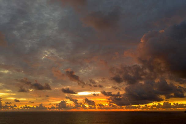 vista aérea nubes de lluvia nubes de tormenta oscura sobre el océano mar abierto en el atardecer cielo puesta de sol - Foto, imagen