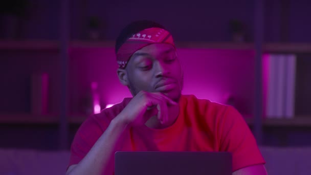 Africain gars à ordinateur portable pointant doigt vers le haut ayant idée d'intérieur - Séquence, vidéo