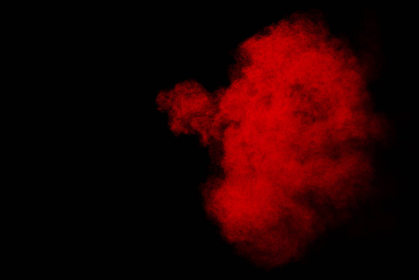 Punainen jauhe räjähdys pilvi mustalla taustalla. - Valokuva, kuva