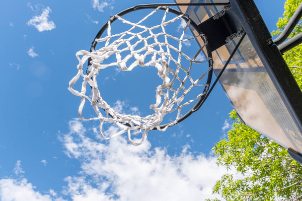 Баскетбольный обруч летом на подъездной дорожке - Фото, изображение