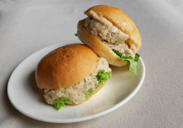 mini hambúrguer de atum fresco com maionese em um prato branco. Deliciosos breakfas. - Foto, Imagem