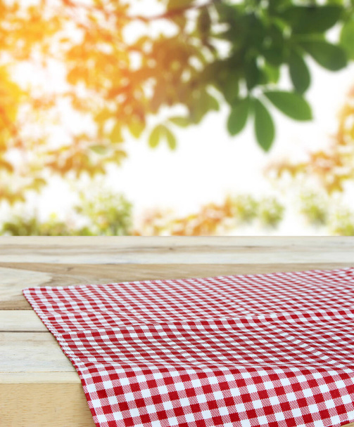 checkered tablecloth and blur leaves background - Φωτογραφία, εικόνα