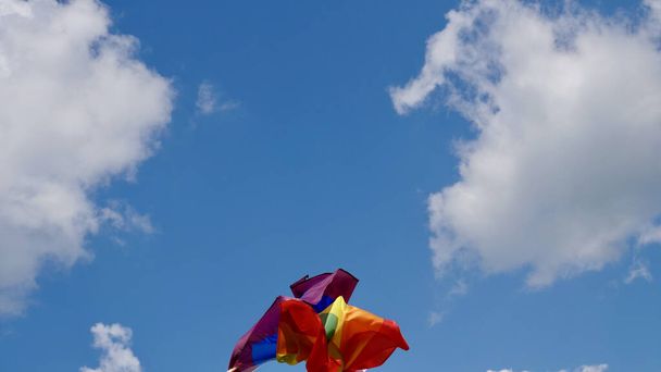 LGBT-lippu taivastaustalla - Valokuva, kuva