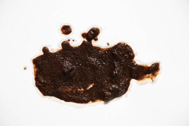 derramado café molido sobre fondo blanco, mancha de café - Foto, imagen