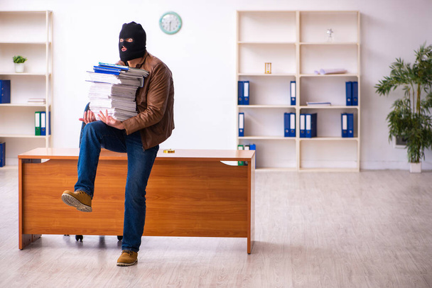 Молодий чоловік в Балаклаві краде інформацію з офісу
 - Фото, зображення