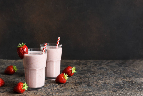 Strawberry cocktail - a milkshake with ice cream and milk. Strawberry smoothie for breakfast. - Foto, Imagem