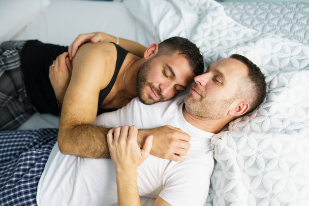 ゲイカップル座っています近くにザカウチに家でロマンチックな瞬間 - 写真・画像