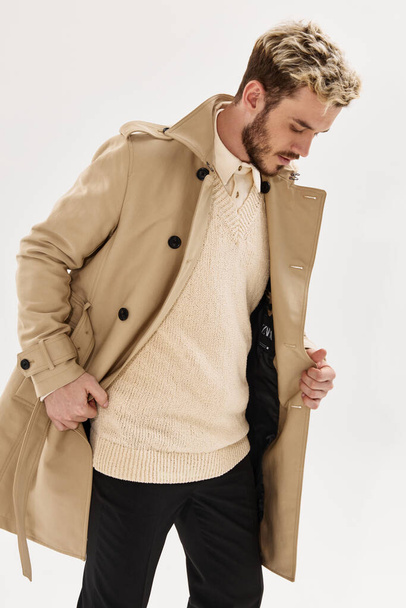 όμορφος άντρας φθινόπωρο παλτό μόδας μοντέρνο στυλ ποζάρουν - Φωτογραφία, εικόνα