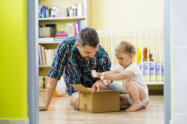 Father and daughter opening box - Photo, Image