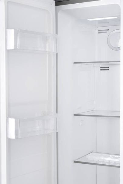 Új hűtőszekrény elszigetelt fehér háttér. Modern konyha-és hazai Major gépek - Fotó, kép