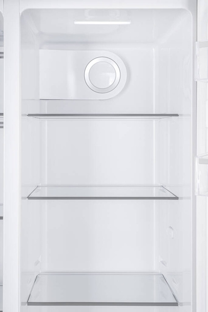 Nieuwe koelkast geïsoleerd op witte achtergrond. Moderne keuken en huishoudelijke grote apparaten - Foto, afbeelding