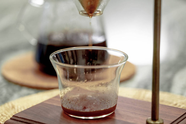 コーヒーの完璧なカップは数分離れており、コーヒー技術を注ぎ、ドリップ醸造は、お湯がゆっくりと敷地内のコーヒーを通過することです。. - 写真・画像