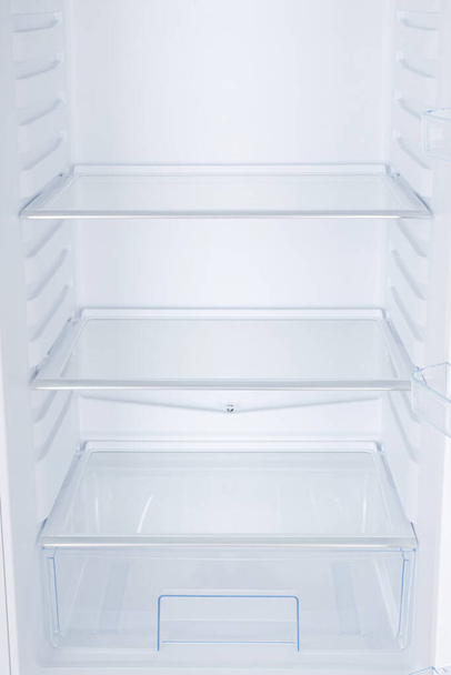 Nouveau réfrigérateur isolé sur fond blanc. Cuisine moderne et électroménagers majeurs
 - Photo, image