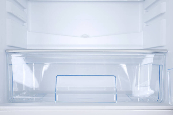 Nowa lodówka izolowane na białym tle. Nowoczesna kuchnia i domowe AGD - Zdjęcie, obraz
