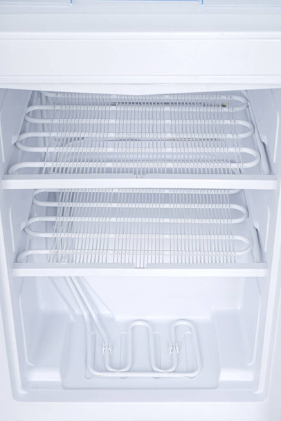 Nuevo refrigerador aislado sobre fondo blanco. Cocina moderna y electrodomésticos principales
 - Foto, imagen