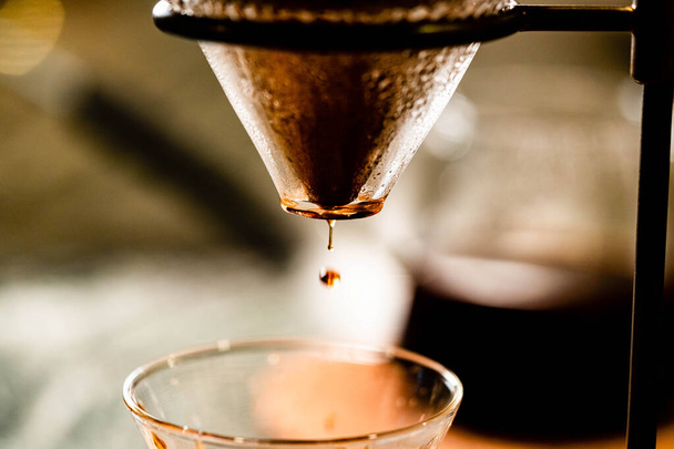 A tökéletes csésze kávé percekre van, öntsük rá kávé technika, csepegtető főzés, hogy a forró víz halad lassan áthalad a kertben kávék. - Fotó, kép