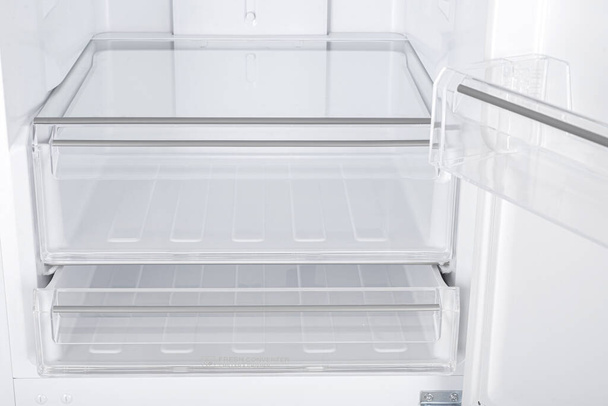 Nuovo frigorifero isolato su sfondo bianco. Cucina moderna ed elettrodomestici principali
 - Foto, immagini