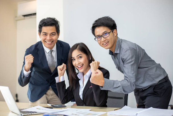 Ázsiai üzletemberek Siker és győztes koncepció - boldog csapat emelt kézzel ünnepli az áttörést és az eredményeket  - Fotó, kép
