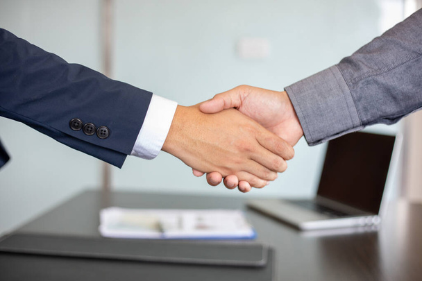 cerrar Gente de negocios estrechando la mano y sonriendo su acuerdo para firmar el contrato y terminar una reunión  - Foto, imagen