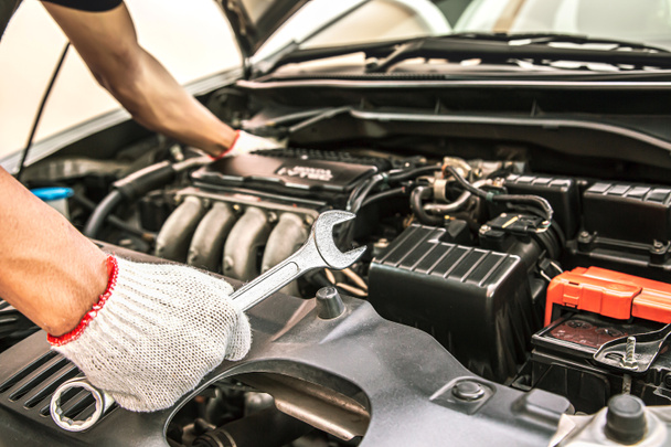 Úzké ruce automechaniků používají klíč k opravě a údržbě automobilového motoru jsou problémy v autoopravně. Pojmy kontrola péče o automobily a pevné a služby pojištění. - Fotografie, Obrázek