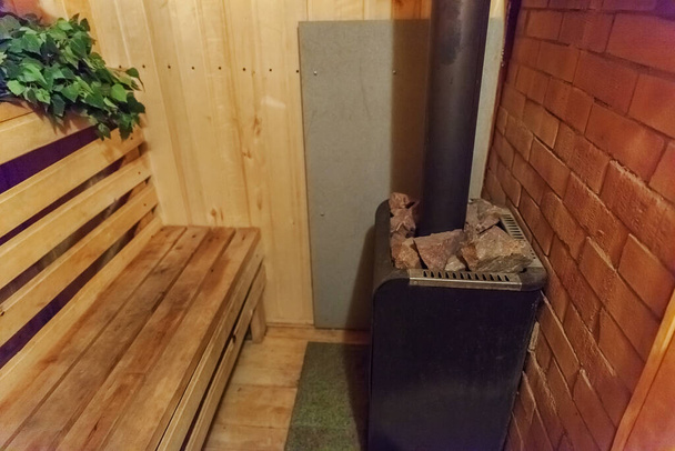 Détails intérieurs du sauna traditionnel finlandais hammam. Ancien bain traditionnel russe SPA Concept. Détendez-vous village de campagne bain concept - Photo, image