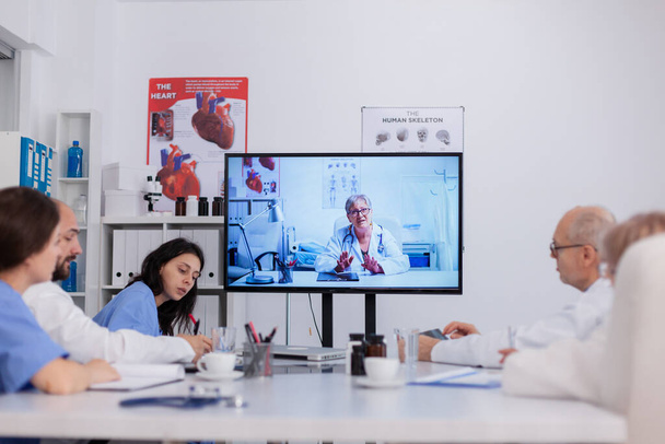 Betegségkezelésről szóló csapatmunka az online videokall telemedicina telekonferencia során - Fotó, kép