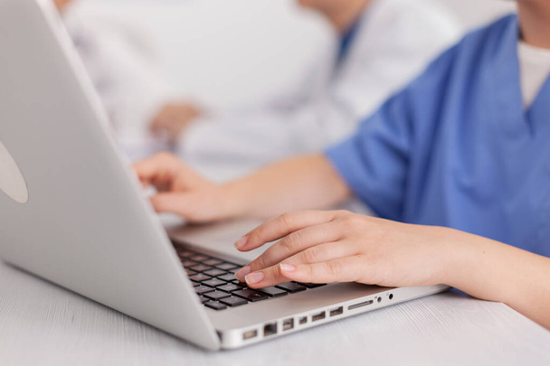 Nahaufnahme der praktizierenden Krankenschwester Hände auf der Tastatur Tippen medizinischen Krankheitskompetenz - Foto, Bild
