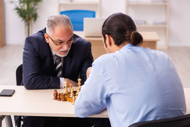 Dois homens de negócios jogando xadrez no escritório - Foto, Imagem