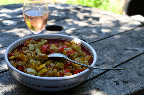 Gericht aus gekochtem Gemüse und Glas Wein - Foto, Bild