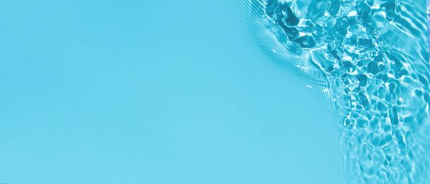 transparant blauw gekleurd helder kalme water oppervlakte textuur  - Foto, afbeelding