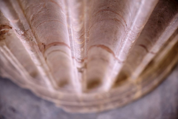 eine enge Ansicht einer alten Marmorsäule in Rom, Italien - Foto, Bild