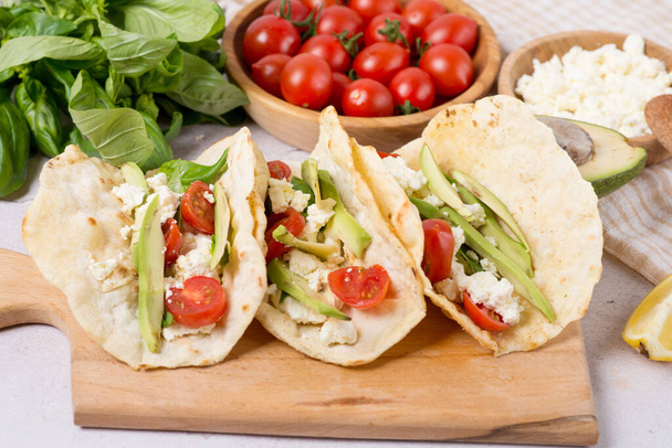 veganistische taco met groente, nierbonen en salsa. ingrediënten voor veganistische taco 's - Foto, afbeelding