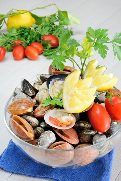 сирі морепродукти під назвою фасціарія з мідіями та молюсками
 - Фото, зображення