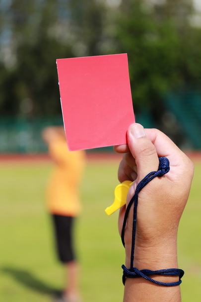 Mano de árbitro con tarjeta roja y silbato
 - Foto, Imagen