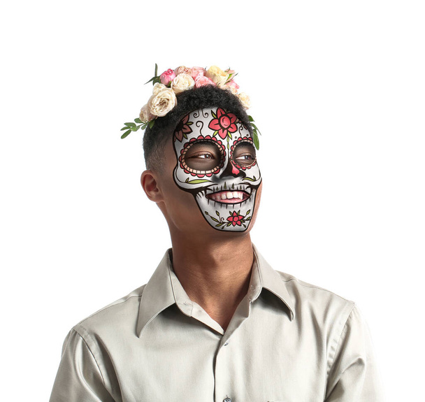 Giovane uomo con teschio dipinto sul viso per il Giorno dei Morti del Messico sullo sfondo bianco - Foto, immagini