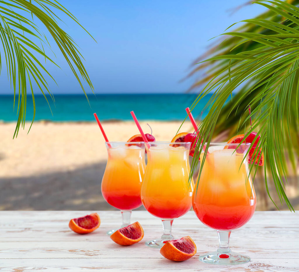 Gläser leckerer Tequila-Sonnenaufgangscocktail auf dem Tisch im Tropical Resort - Foto, Bild