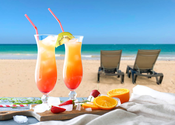 Brýle chutné tequila východ slunce koktejl na stole v tropickém resortu - Fotografie, Obrázek