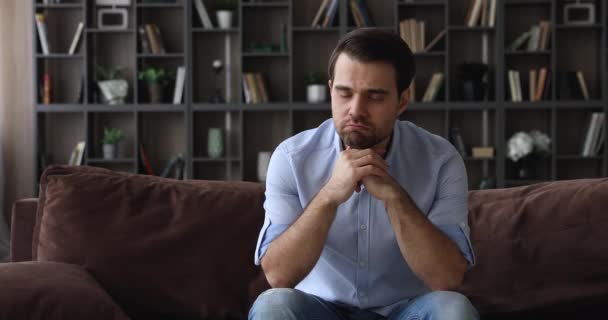 El hombre se sienta en el interior profundo en pensamientos tristes debido fracaso vida - Imágenes, Vídeo