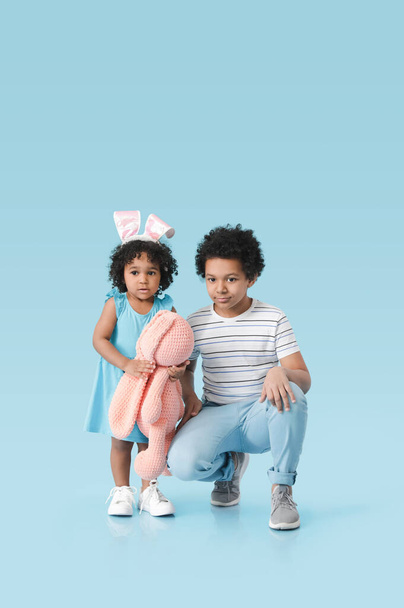 Афроамериканські діти з іграшкою на кольоровому фоні. - Фото, зображення