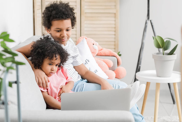 African-American children watching cartoons at home - Fotoğraf, Görsel