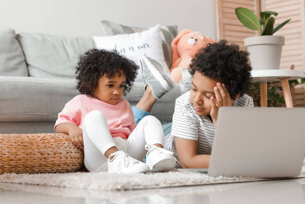 Niños afroamericanos viendo dibujos animados en casa - Foto, imagen