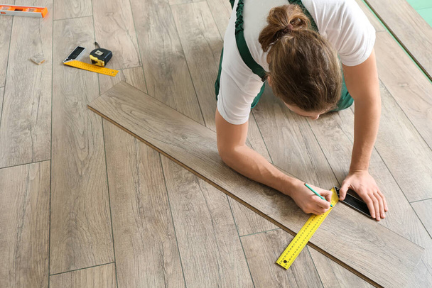 Carpenter měření laminátové podlahy v místnosti - Fotografie, Obrázek